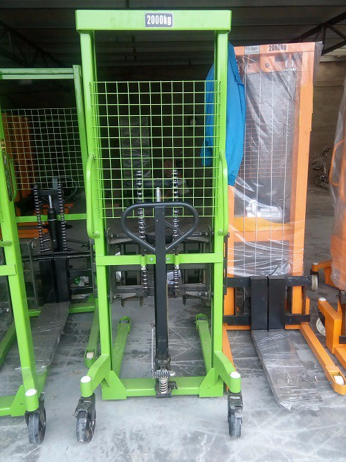 手動(dòng)液壓堆高車(chē)廠家液壓堆高車(chē)產(chǎn)品展示--河北東圣吊索具制造有限公司--小型攪拌機(jī)|石材夾具|液壓堆高車(chē)|手動(dòng)叉車(chē)