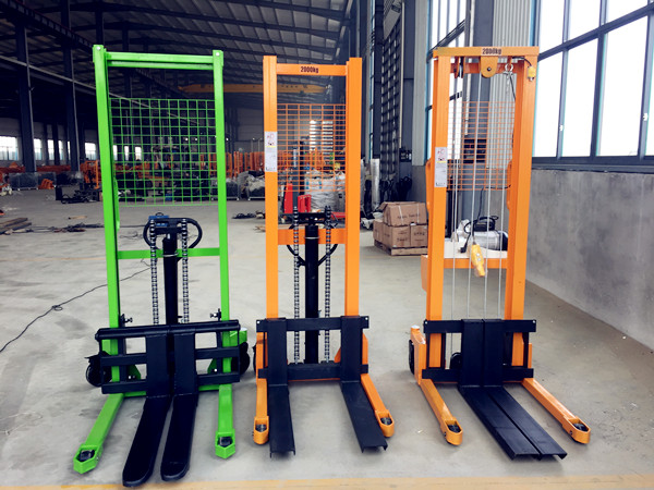 三款不同類型手動液壓搬運(yùn)堆高叉車 三款不同類型手動液壓搬運(yùn)堆高叉車