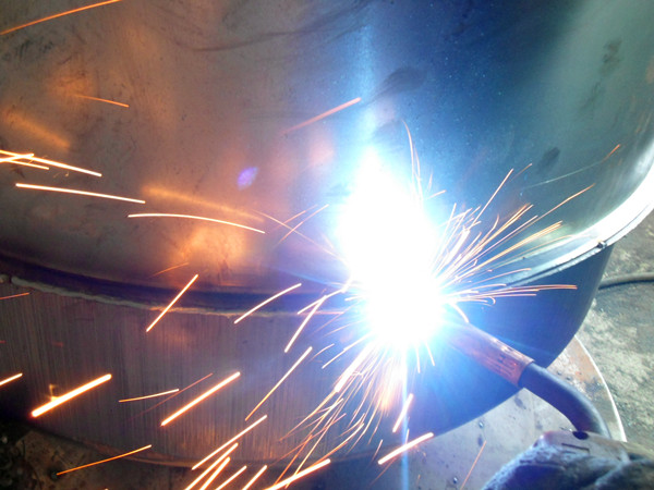 220V小攪拌車(chē)焊接--河北東圣吊索具制造有限公司--小型攪拌機(jī)|石材夾具|液壓堆高車(chē)|手動(dòng)叉車(chē) 220V小攪拌車(chē)焊接--河北東圣吊索具制造有限公司--小型攪拌機(jī)|石材夾具|液壓堆高車(chē)|手動(dòng)叉車(chē)