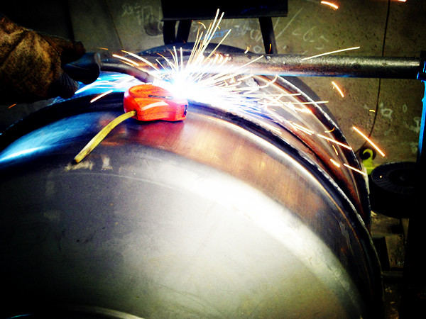 220V小攪拌車(chē)焊接車(chē)間焊接--河北東圣吊索具制造有限公司--小型攪拌機(jī)|石材夾具|液壓堆高車(chē)|手動(dòng)叉車(chē) 220V小攪拌車(chē)焊接車(chē)間焊接--河北東圣吊索具制造有限公司--小型攪拌機(jī)|石材夾具|液壓堆高車(chē)|手動(dòng)叉車(chē)