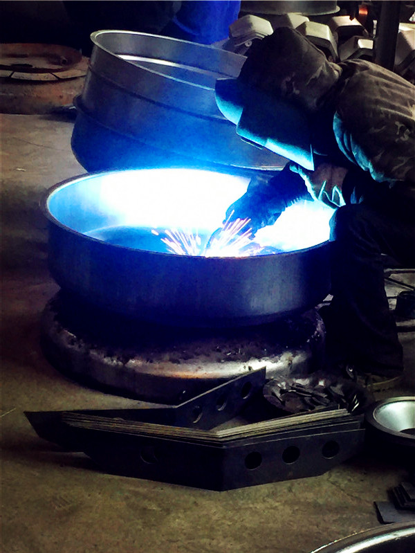 220V小攪拌車(chē)攪拌滾筒焊接車(chē)間展示--河北東圣吊索具制造有限公司--小型攪拌機(jī)|石材夾具|液壓堆高車(chē)|手動(dòng)叉車(chē) 220V小攪拌車(chē)攪拌滾筒焊接車(chē)間展示--河北東圣吊索具制造有限公司--小型攪拌機(jī)|石材夾具|液壓堆高車(chē)|手動(dòng)叉車(chē)