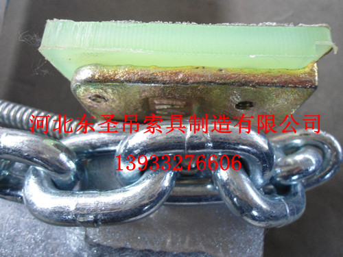 吊石材用的夾子夾皮位置特寫？--河北東圣吊索具制造有限公司--石材夾具|液壓堆高車|手動(dòng)叉車|小型攪拌機(jī)