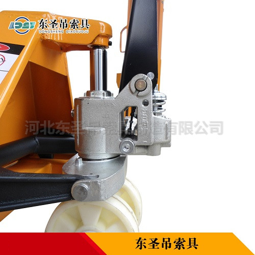 液壓搬運車使用圖片--河北東圣吊索具制造有限公司--小型攪拌機|手動叉車|液壓堆高車|手動叉車 液壓搬運車使用圖片--河北東圣吊索具制造有限公司--小型攪拌機|手動叉車|液壓堆高車|手動叉車