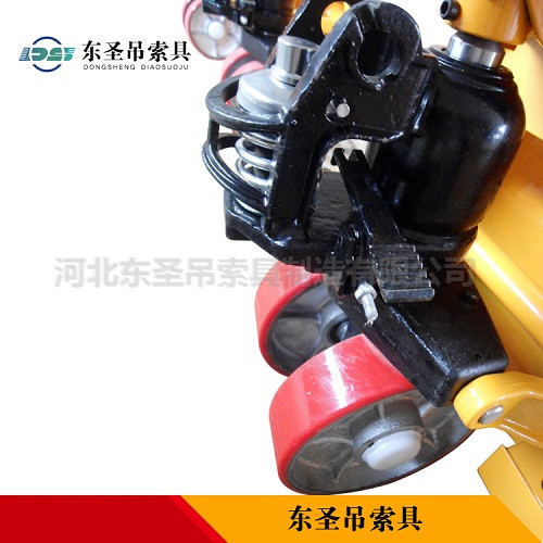 液壓搬運車使用圖片--河北東圣吊索具制造有限公司--小型攪拌機|手動叉車|液壓堆高車|手動叉車 液壓搬運車使用圖片--河北東圣吊索具制造有限公司--小型攪拌機|手動叉車|液壓堆高車|手動叉車